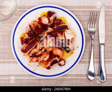 Pulpo a la gallega sul piatto Foto Stock