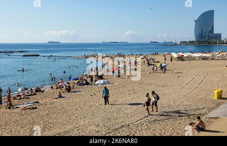 Spiaggia di Barceloneta la mattina presto con sfondo enorme Barcellona-W hotel Foto Stock