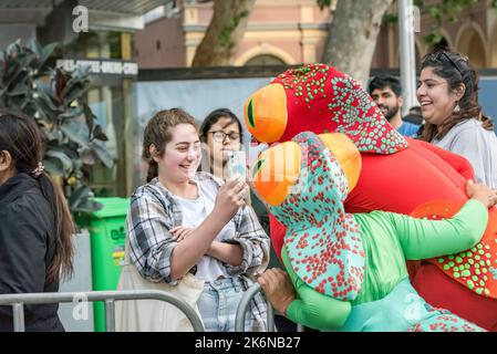 Sydney, Australia, 14 Ott 2022: Nell'ambito di una serie di eventi che si terranno nel mese di ottobre, indetti dal comune di Parramatta, il Festival delle luci di Deepavali è stato inaugurato ieri sera a Parramatta presso la Prince Alfred Park Square. La folla è stata intrattenuta da spettacoli teatrali di cultura indiana tradizionale e contemporanea, con acrobati e altri che si spostano in tutta l'area del festival. Una serie di camion alimentari erano a disposizione per mantenere tutti ben nutriti. Credit: Stephen Dwyer / Alamy Live News Foto Stock