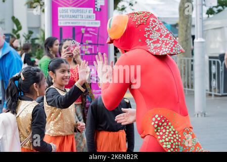 Sydney, Australia, 14 Ott 2022: Nell'ambito di una serie di eventi che si terranno nel mese di ottobre, indetti dal comune di Parramatta, il Festival delle luci di Deepavali è stato inaugurato ieri sera a Parramatta presso la Prince Alfred Park Square. La folla è stata intrattenuta da spettacoli teatrali di cultura indiana tradizionale e contemporanea, con acrobati e altri che si spostano in tutta l'area del festival. Una serie di camion alimentari erano a disposizione per mantenere tutti ben nutriti. Credit: Stephen Dwyer / Alamy Live News Foto Stock