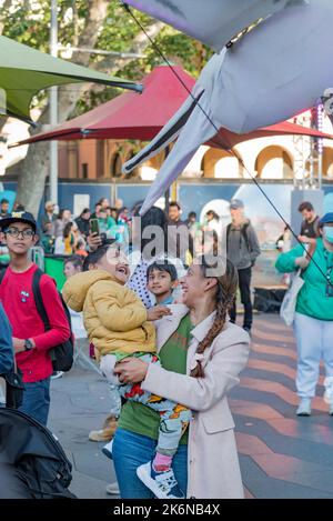 Sydney, Australia, 14 Ott 2022: Nell'ambito di una serie di eventi che si terranno nel mese di ottobre, indetti dal comune di Parramatta, il Festival delle luci di Deepavali è stato inaugurato ieri sera a Parramatta presso la Prince Alfred Park Square. La folla è stata intrattenuta da spettacoli teatrali di cultura indiana tradizionale e contemporanea, con acrobati e altri che si spostano in tutta l'area del festival. Una serie di camion alimentari erano a disposizione per mantenere tutti ben nutriti. Credit: Stephen Dwyer / Alamy Live News Foto Stock