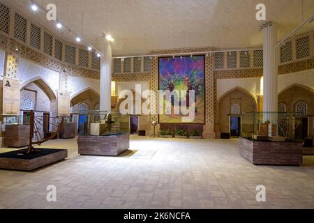 KHIVA, UZBEKISTAN - 06 SETTEMBRE 2022: Interno del Museo dei pensatori Foto Stock