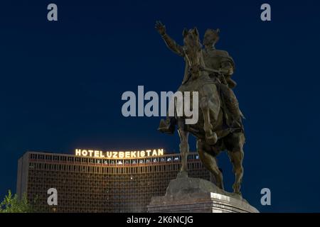 TASHKENT, UZBEKISTAN - 15 SETTEMBRE 2022: Monumento ad Amir Temur (Tamerlane) sullo sfondo dell'hotel Uzbekistan in tarda serata Foto Stock