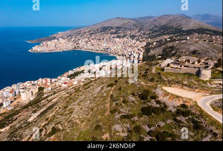 Veduta aerea del paesaggio urbano di Sarande sul Mar Ionio con il Castello di Lekuresi Foto Stock