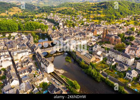 Veduta aerea del comune francese di Espalion sul fiume Lot in estate Foto Stock