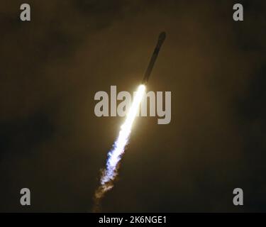 Florida, Stati Uniti. 15th Ott 2022. Il razzo SpaceX Falcon 9 parte alle 1:11:00 dal complesso 40 presso la Cape Canaveral Space Force Station, Florida, sabato 15 ottobre 2022. SpaceX sta lanciando Hotbird 13F, un satellite costruito da Airbus per Eutelsat, che fornirà supporto per la TV, le comunicazioni e i dati per l'Europa, il Nord Africa e alcune parti del Medio Oriente. Questo lancio segna il lancio di 100th SpaceX dal Complex 40 e il lancio di 45th dalla Florida nel 2022. Credit: UPI/Alamy Live News Foto Stock
