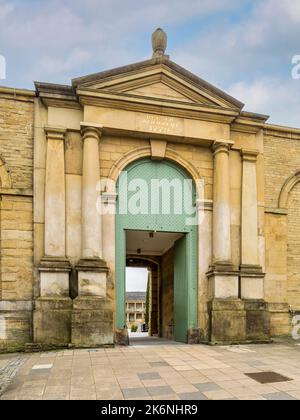 28 aprile 2022: Halifax, West Yorkshire, UK - la porta nord della Piece Hall, aperta nel 1779 come mercato per tessitori locali, e un grado i elencati Foto Stock