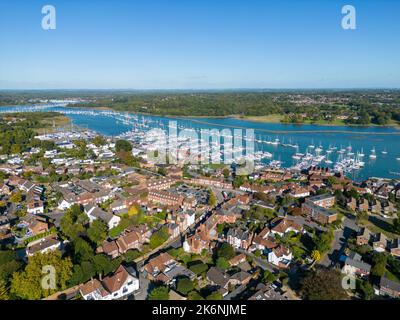 Vista aerea del drone su Hamble e sul fiume Hamble, nell'Hampshire, Inghilterra, in una bella giornata di ottobre tranquilla e soleggiata. Foto Stock