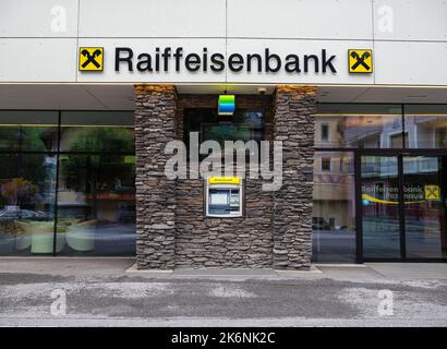 Ischgl, Austria - 25 luglio 2022: Raiffeisenbank si riferisce alle banche cooperative europee radicate nelle prime cooperative di credito di Friedrich Wilhelm Foto Stock
