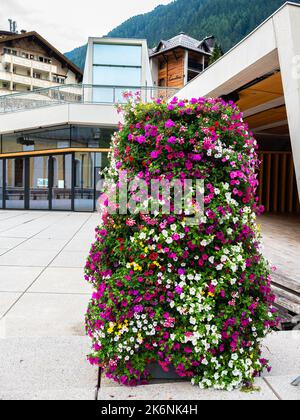 Ischgl, Austria - 25 luglio 2022: Decorazione floreale di fronte al centro culturale San Nicola a Ischgl. Foto Stock