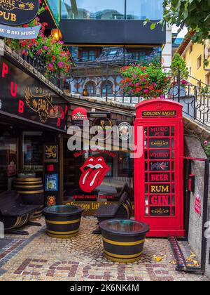 Ischgl, Austria - 25 luglio 2022: Il pub a conduzione familiare Golden Eagle si trova nel centro di Ischgl Foto Stock