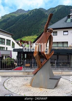 Ischgl, Austria - 25 luglio 2022: Scultura in metallo di uno sciatore - boarder nella piazza della città di Ischgl. Foto Stock