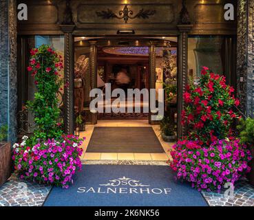 Ischgl, Austria - 25 luglio 2022: L'ingresso decorato con fiori dell'Hotel Salnerhof di Ischgl Foto Stock