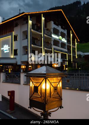 Ischgl, Austria - 25 luglio 2022: Scenario notturno di una lanterna di strada e di un hotel a Ischgl sullo sfondo Foto Stock