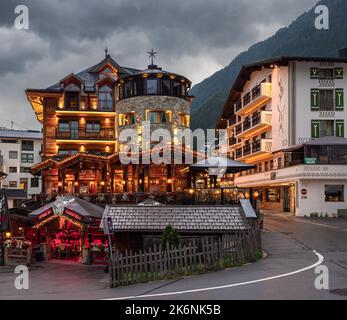 Ischgl, Austria - 25 luglio 2022: Alberghi e ristoranti nella località sciistica turistica Ischgl nel Tirolo austriaco Foto Stock