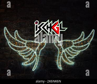 Ischgl, Austria - 25 luglio 2022: Nome illuminato di Ischgl, una città nella valle di Paznaun, nello stato austriaco del Tirolo. Foto Stock