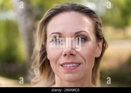 Primo piano del volto di una bella donna matura bionda nei suoi anni Quaranta Foto Stock