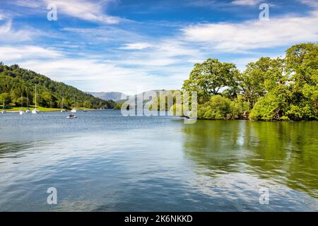 Windermere, English Lake District, Cumbria, UK - Lago Windermere, una scena tranquilla con alberi e barche, lontano dalla folla. Spazio per il testo. Foto Stock