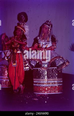 Manipuri:- è caratterizzata da una varietà di forme legate alla tradizione e ai rituali folkloristici, i temi sono generalmente tratti da episodi della vita di Krishna, il dio pastorale. Durante la danza il narratore può cantare il dialogo e il canto caratteristico. Manipuri è liscia e grazioso gradini essendo leggero e vicino al pavimento. Un'oscillazione fluente del corpo e dei movimenti liquidi delle braccia e delle mani. Movimenti più forti e più forti sono utilizzati dall'uomo. Foto Stock