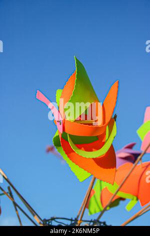 Carta colorata pinwheel artigianale sotto il cielo blu Foto Stock