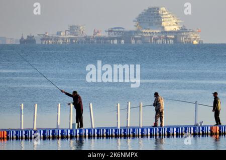 Gli appassionati di pesca marittima pescano al mare a Yantai, provincia di Shandong, Cina, 26 settembre 2022. Foto Stock