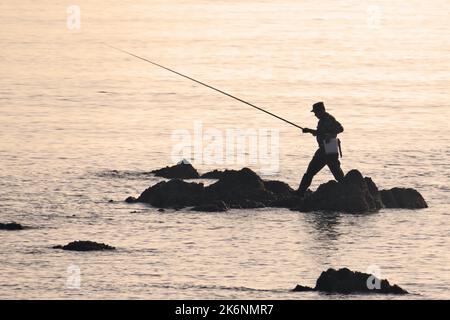 Gli appassionati di pesca marittima pescano al mare a Yantai, provincia di Shandong, Cina, 26 settembre 2022. Foto Stock