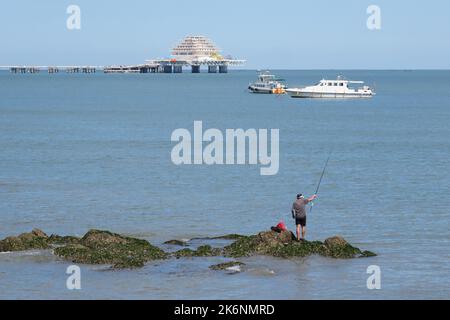 Gli appassionati di pesca marittima pescano al mare a Yantai, provincia di Shandong, Cina, 26 settembre 2022. Foto Stock