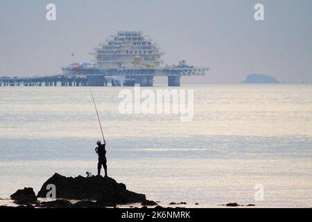 Gli appassionati di pesca marittima pescano al mare a Yantai, provincia di Shandong, Cina, 26 settembre 2022. Foto Stock