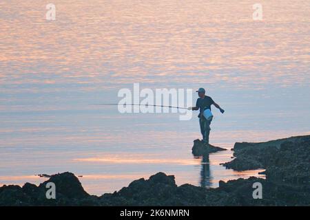 Gli appassionati di pesca marittima pescano al mare a Yantai, provincia di Shandong, Cina, 26 settembre 2022. Foto Stock