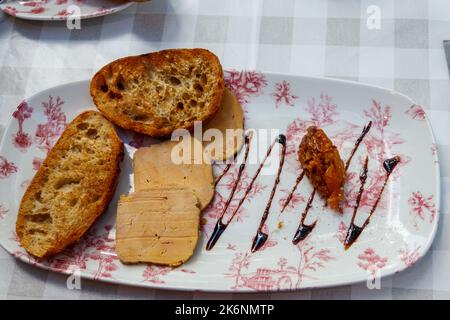 Foie gras con salsa e pane tostato. Vista dall'alto Foto Stock