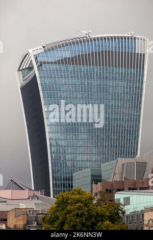 20 Fenchurch Street è un grattacielo commerciale di Londra che prende il nome dal suo indirizzo in Fenchurch Street, nello storico quartiere finanziario della City of London. È stato soprannominato "The Walkie-Talkie" a causa della sua forma distintiva, che si dice assomigli a un ricevitore radio ricetrasmittente. I lavori sono stati completati nella primavera del 2014, e il 'ky Garden' a tre piani è stato aperto nel gennaio del 2015. L'edificio a 38 piani è alto 160 m (525 piedi). Dal luglio 2017, l'edificio è di proprietà dei Lee Kum Kee Groups. Foto Stock