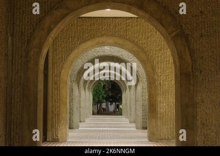 Corridoio ad arco vuoto all'Università di Stanford Foto Stock