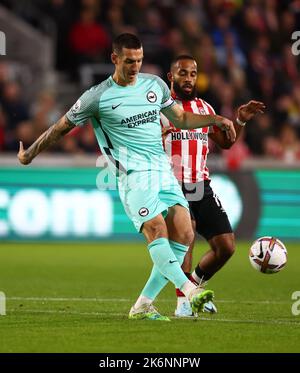 Londra, Regno Unito. 14th ottobre 2022. Lewis Dunk di Brighton durante la partita della Premier League al Brentford Community Stadium, Londra. Il credito per le immagini dovrebbe essere: David Klein / Sportimage Credit: Sportimage/Alamy Live News Foto Stock