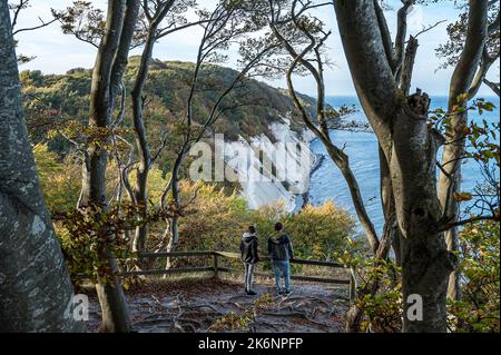 Due ragazzi in piedi al bordo delle scogliere calcaree a Møns Klint, Danimarca, 10 ottobre 2022 Foto Stock