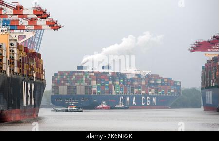 Amburgo, Germania. 15th Ott 2022. La nave portacontainer CMA CGM Zheng He entra nel porto dell'Elba ai terminal Eurogate (l) e Burchardkai. Credit: Daniel Bockwoldt/dpa/Alamy Live News Foto Stock