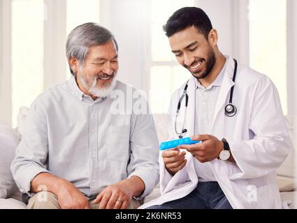 Se seguite questa procedura, youll definitivamente ritiene più meglio. un medico che tiene una scatola della pillola mentre parla con un paziente anziano. Foto Stock
