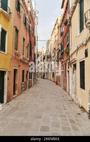 Vuota strada acciottolata a Venezia Foto Stock