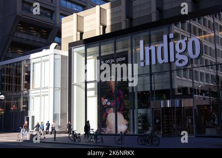 Un negozio di libri e musica Indigo nel centro di Toronto è visto nel tardo pomeriggio; Indigo Books è l'unica catena di librerie più importante del Canada. Foto Stock