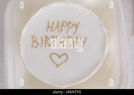 Torta Bento decorata con l'iscrizione dorata Buon compleanno. Torte per una persona Foto Stock