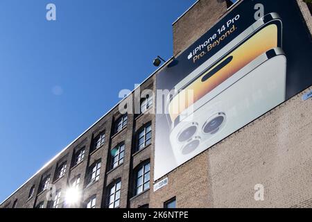 Un cartellone pubblicitario per l'ultimo iPhone di Apple, l'iPhone 14 Pro, è visto sul lato di un edificio a Toronto. Foto Stock