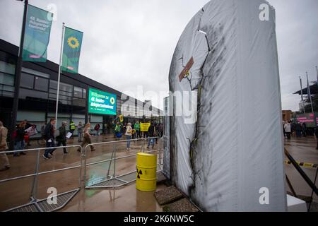 Bonn, Germania. 14th Ott 2022. Un modello di centrale nucleare si trova di fronte al World Conference Center prima dell'inizio della convenzione nazionale del Partito Verde a Bonn. Credit: Thomas Banneyer/dpa/Alamy Live News Foto Stock