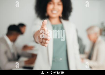 Questo è l'inizio di nuove cose. una giovane donna d'affari che estende la sua mano fuori per una stretta di mano sul lavoro. Foto Stock