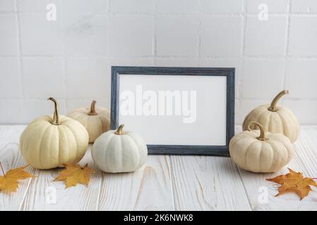 Design degli interni con decorazioni autunnali e mockup con cornice. Thanksgiving, festa di Halloween poster concetto. Foto Stock