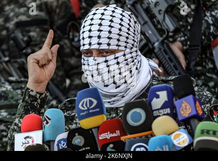 Gaza, Palestina. 14th Ott 2022. I membri delle fazioni militari palestinesi arrivano al quartier generale del Consiglio legislativo a Gaza City per una conferenza stampa in mezzo alle crescenti tensioni con Israele a Gerusalemme. (Foto di Yousef Masoud/SOPA Images/Sipa USA) Credit: Sipa USA/Alamy Live News Foto Stock