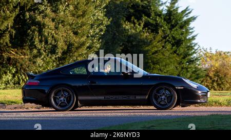 2004 Porsche 911 nera in silhouette Foto Stock