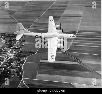 Boeing B-29 Superfortress, Vista laterale in volo. Boeing B-29 Superfortress, Vista laterale in volo. Foto Stock