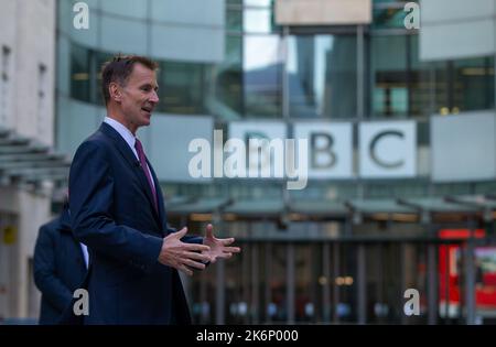 Londra, Inghilterra, Regno Unito. 15th Ott 2022. Il cancelliere della CACCIA ALLO scacchiere JEREMY è visto parlare per premere fuori BBC come compare negli spettacoli della colazione. Credit: ZUMA Press, Inc./Alamy Live News Foto Stock