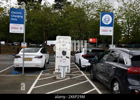 Ricarica di auto elettriche quando si acquista al Tesco Store Stow on the Wold Gloucestershire inghilterra uk 2022 Foto Stock