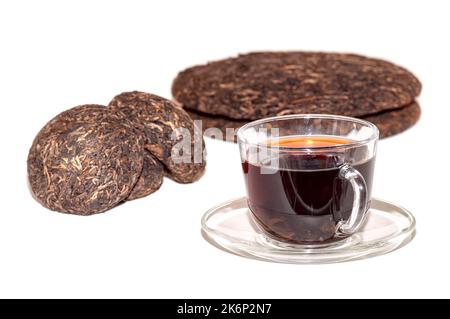Tè in PU Er in tazza di vetro isolato su sfondo bianco. Tradizionale tè nero cinese ruvido pu Erh. Foto Stock