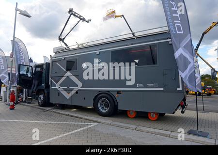 Un camion di prova e ispezione su pista e aereo elettrificato in mostra all'Innotrans International Transport Expo, Berlino, settembre 2022 Foto Stock